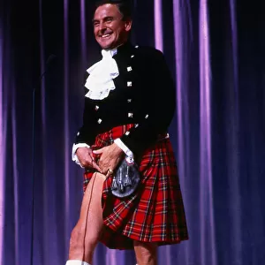 Bob Monkhouse on stage wearing kilt 1989