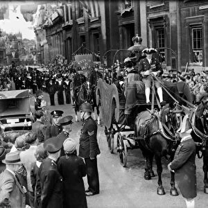 Bristols Proclamation Coach outside the Old Council House in Corn Street in 1945