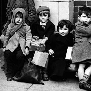 Children waiting to be evacuated from Southampton 1940, to avoid the WW2 German air raids