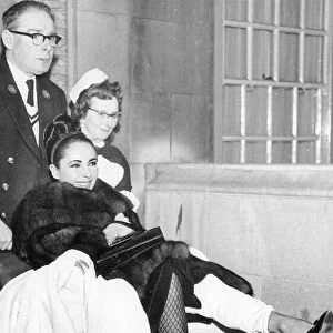 Elizabeth Taylor Jan 1963 leaves a London Clinic with her Knee in a splint after