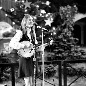 Folk singer Suzanne Harris sings to a lunch time audience in St. Pauls Cathedral