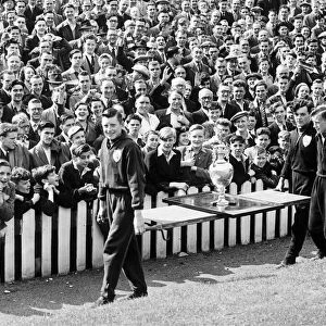 Manchester United. Cup holders show cup at first match. 23rd August 1952