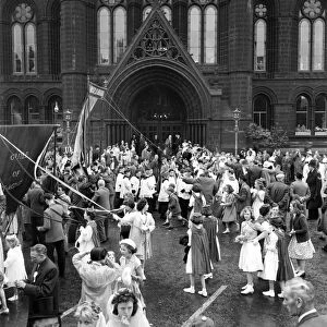 Manchester Whit Walks. Children / Crowds / Celebrations. June 1960 M4479-006