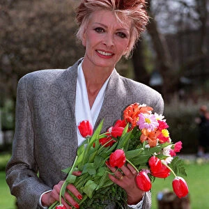 MARTI CAINE, COMEDIENNE HOLDING BOUQUET OF FLOWERS 18 / 03 / 1992