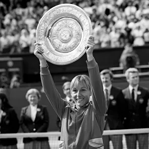 Martina Navratilova wins the Wimbledon womens final 1982 against Chris Evert on centre
