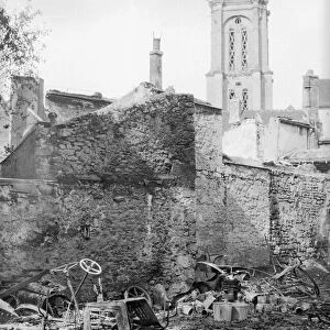 rench town of Senlis following a bombardment by German artillery