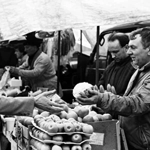 West Derby Road Market, Liverpool, 12th April 1986. Liverpool Councillor Vinnie Wagner