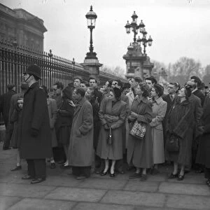 Y2K Death of King George VI Crowds gather at the gates of Buckingham Palace