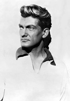 JEAN MARAIS (1913-1998). French actor and director. Photographed by Carl Van Vechten JEAN MARAIS (1913-1998). French actor and director. Photographed by Carl Van Vechten