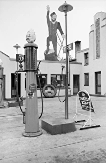 MINNESOTA, 1939. Paul Bunyan atop a gas station in Bemidji, Minnesota. Photograph by John Vachon MINNESOTA, 1939. Paul Bunyan atop a gas station in Bemidji, Minnesota. Photograph by John Vachon