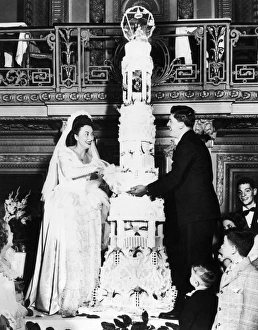 Mr. and Mrs. Thomas Tarallo cutting their wedding cake for 700 guests at a Chicago hetel Mr. and Mrs. Thomas Tarallo cutting their wedding cake for 700 guests at a Chicago hetel